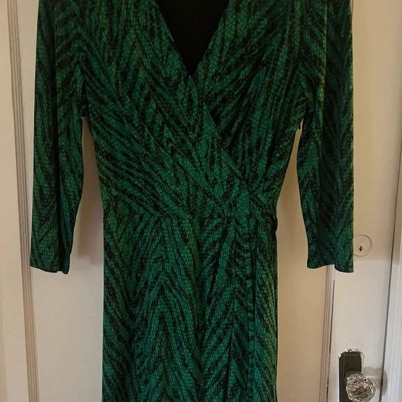 Beautiful wrap dress in green and black pattern, zipper on the side. - Picture 2 of 2